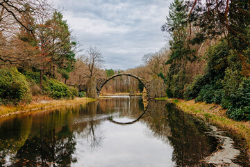 Rakotzbrücke oder Teufelsbrücke ein Landschaftselement im Rhododendronpark Kromlau am Rakotzsee