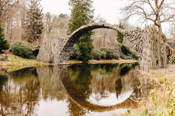 Fototapeta na wymiar Rakotzbrücke oder Teufelsbrücke ein Landschaftselement im Rhododendronpark Kromlau am Rakotzsee