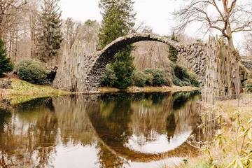 Zelfklevend Fotobehang Rakotzbrücke Rakotzbrücke oder Teufelsbrücke ein Landschaftselement im Rhododendronpark Kromlau am Rakotzsee