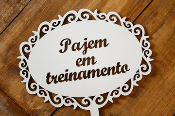 wedding sign with the words "pajem em treinamento" in Portuguese - TRANSLATION OF THE TEXT IN THE IMAGE: "page in training"