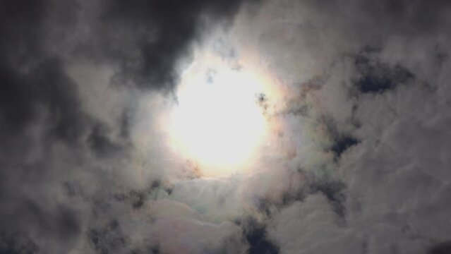 Vue sur le soleil l&eacute;g&egrave;rement cach&eacute; par des nuages