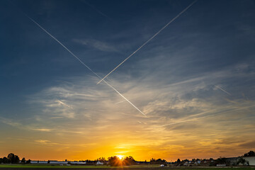 Flugverkehr im Himmel über dem Knoblauchland  mit zahlreichen kreuzenden Kondensstreifen über dem...