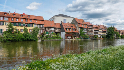 Fototapeta premium Häuserfront an der Regnitz in Bamberg
