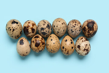 Obraz premium Fresh quail eggs on blue background