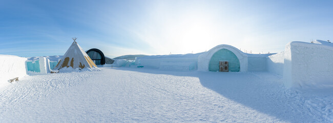 Tente du peuple Sami au milieu des bâtiments de glace en Laponie en Suède
