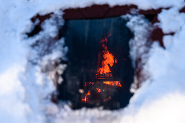 Cuisine au feu de bois vue au travers d'une vitre sous la glace à Kiruna en Laponie suédoise