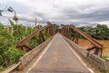 Fototapeta na wymiar ponte sobre o rio das velhas, na cidade de Santo Hipólito, Estado de Minas Gerais, Brasil