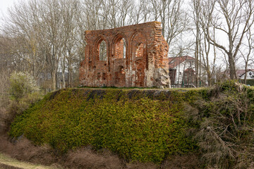 Ruiny kościoła w Trzesaczu, atrakcja turystyczna nad polski morzem