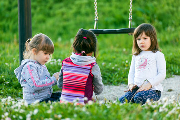 Bambine in età prescolare fanno amicizia al parco