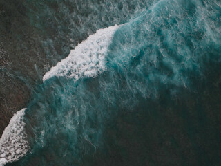 Fototapeta premium Aerial view of waves in hawaii