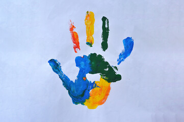 marca de mão pintada colorida com tintas no papel, dia internacional do autismo 