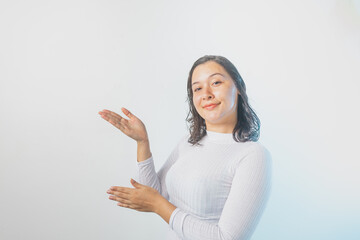 Mujer presentado y señalando en fondo blanco
