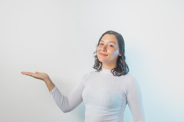 Mujer sonriendo y presentando en fondo blanco