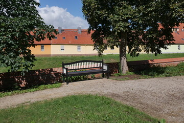Bank vor den historischen Häusern am Dombezirk in der Stadt Havelberg in Sachsen-Anhalt