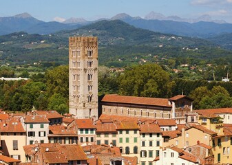 Lucca, centro storico, torre di chiesa Basilica di San Frediano, Toscana, Italia