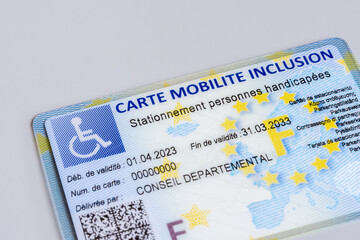 Carte mobilité inclusion stationnement personnes handicapées. Validité jusqu'en mars 2033.