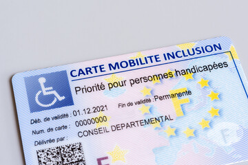 Carte mobilité inclusion priorité pour personnes handicapées. Validité permanente.