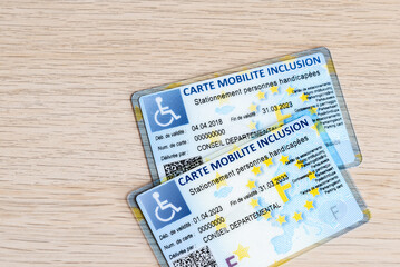 Carte mobilité inclusion stationnement personnes handicapées. Renouvellement d'une carte, valable jusqu'en mars 2033.