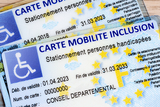 Carte mobilit&eacute; inclusion stationnement personnes handicap&eacute;es. Renouvellement d'une carte, valable jusqu'en mars 2033.