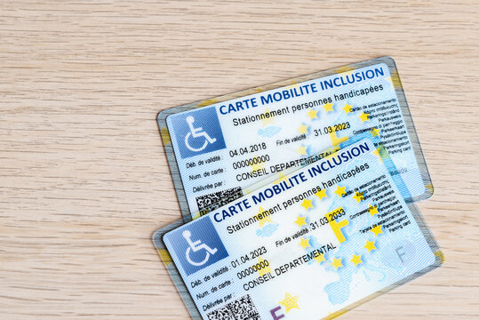 Carte mobilit&eacute; inclusion stationnement personnes handicap&eacute;es. Renouvellement d'une carte, valable jusqu'en mars 2033.