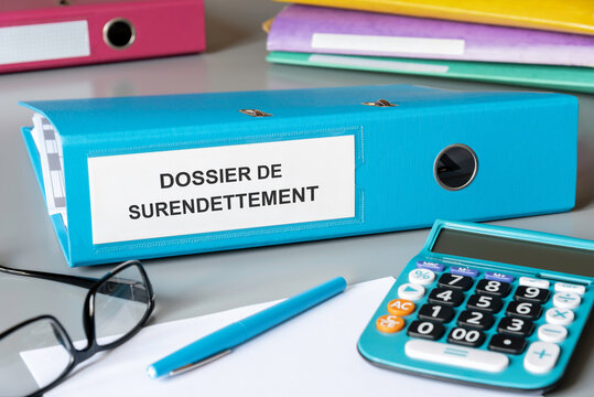 Dossier de surendettement.  Classeur de rangement de papiers. 