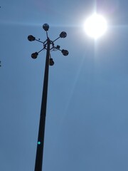 street lamp on blue sky,lámpara de calle en el cielo azul
