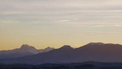 Montagne al tramonto in controluce