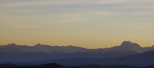 Montagne al tramonto in controluce