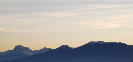 Montagne al tramonto in controluce