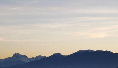 Montagne al tramonto in controluce