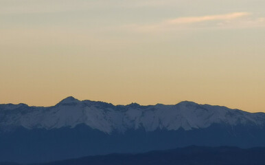 Montagne al tramonto in controluce