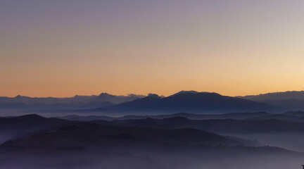 Le valli sotto alle montagne al tramonto come laghi di nebbia