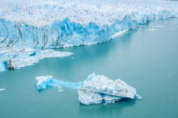 Iceberg floating at Lago Argentina in Patagonia - 774519602