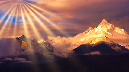 梅里雪山の急峻な霊峰に差し込む太陽光線 - obrazy, fototapety, plakaty