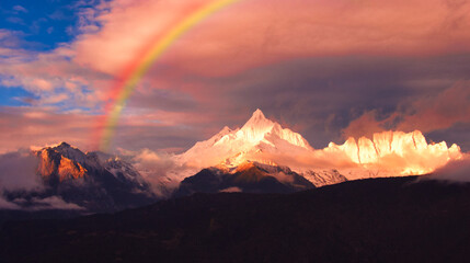 梅里雪山の急峻な霊峰にかかる虹