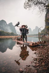 Cercles muraux Guilin Chinese man fishing with cormorants birds, Yangshuo, Guangxi region