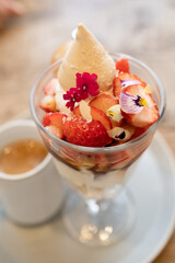コマグラ カフェのイチゴとチャイのパフェ