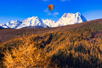 雲南省の白ぼう雪山の美しい秋景色