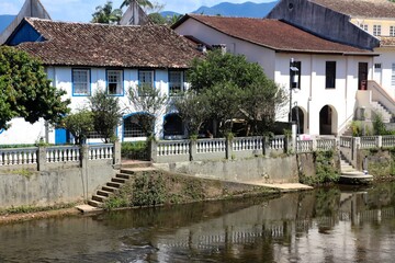 Morretes, Paraná, Brasil, 31.03.2024, casas em estilo colonial às margens do rio Nhundiaquara, aos pés da Serra do Mar.