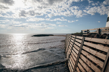 vue sur une structure en bois en bord de mer qui protège la rive des vagues en été lors d'une...