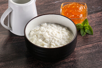 Grain curd with cream and jam