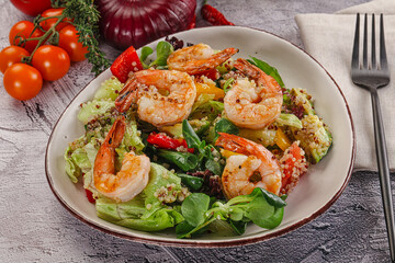 Salad with prawn and quinoa