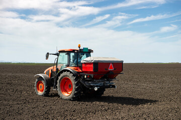 Obraz premium Tractor spreading artificial fertilizers