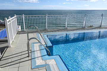 piscine eau mer vacances hotel climat soleil profondeur escalier rampe