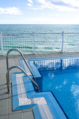 piscine eau mer vacances hotel climat soleil profondeur escalier rampe