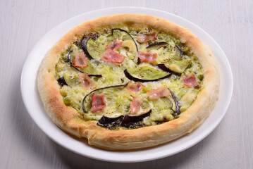 ナスとベーコンのジェノベソースピザ