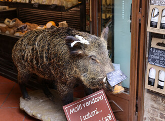 Obraz premium A shop selling local and typical italian produce in the historic center of San Gimignano, Tuscany.