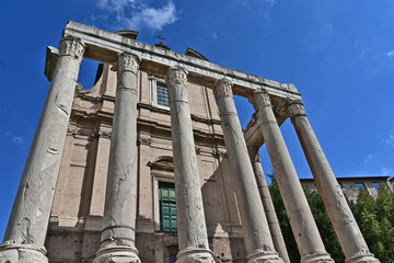 Roma, le antiche rovine dei Fori Imperiali ed il Tempio di Antonino e Faustina