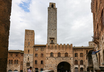 Obraz premium Palazzo Vecchio del Podesta and the Rognosa Tower, also known as the Clock Tower or Podesta Tower in Piazza del Duomo in San Gimignano.