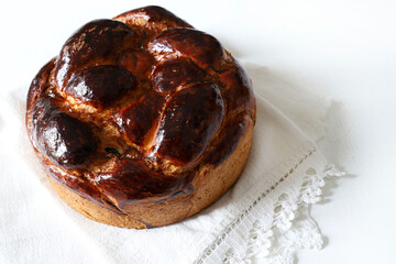 Pane dolce tradizionale isolato su priorità bassa bianca. Concetto di vacanze di Pasqua o Natale. Copia spazio.